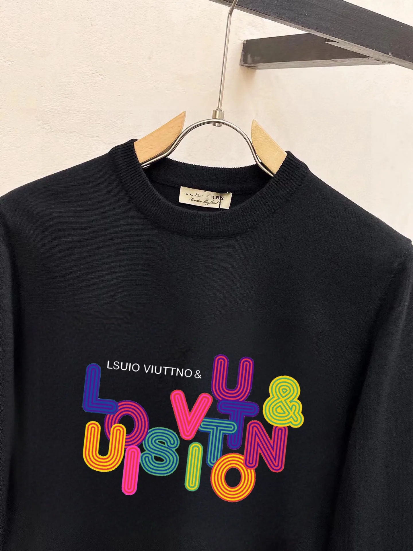 🅿️240 【LV Louis Vuitton】Autumn and winter classic round neck pullover sweater, in full condition! ! ! Wool blended fabric, the latest model in 2025, golden ratio! ! Slim-fitting soft gold, versatile and practical item, the combination and practicality are extremely powerful, simple and elegant, and classy! To create your own style, it is highly recommended to buy it in two colors. The standard slim fit tailoring process is suitable for both young and old men. It is knitted from wool and will not cause any discomfort! While keeping warm, it is stylish, textured and wearable, and the classic logo with contrasting colors on the chest feels in place! ! Recommended for regular customers! ! Size M-3XL (maximum wear: 190 pounds)